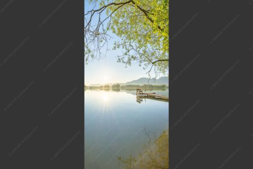 Blick über den Kochelsee bei Schlehdorf in den Sonnenaufgang - Die Sonne geht immer wieder auf II 1:2  -- Bootssteg am Kochelsee - mehr Infos bei www.Kriner-Weiermann.de