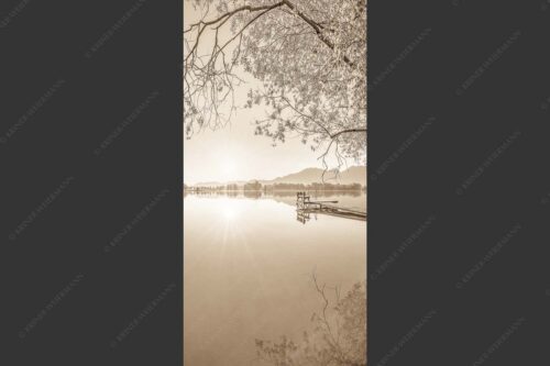 Blick über den Kochelsee bei Schlehdorf in den Sonnenaufgang - Die Sonne geht immer wieder auf II 1:2 sepia -- Bootssteg am Kochelsee - mehr Infos bei www.Kriner-Weiermann.de