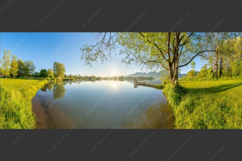 Blick über den Kochelsee bei Schlehdorf in den Sonnenaufgang - Die Sonne geht immer wieder auf II 2,5:1  -- Bootssteg am Kochelsee - mehr Infos bei www.Kriner-Weiermann.de