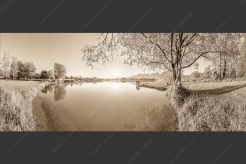 Blick über den Kochelsee bei Schlehdorf in den Sonnenaufgang - Die Sonne geht immer wieder auf II 2,5:1 sepia -- Bootssteg am Kochelsee - mehr Infos bei www.Kriner-Weiermann.de