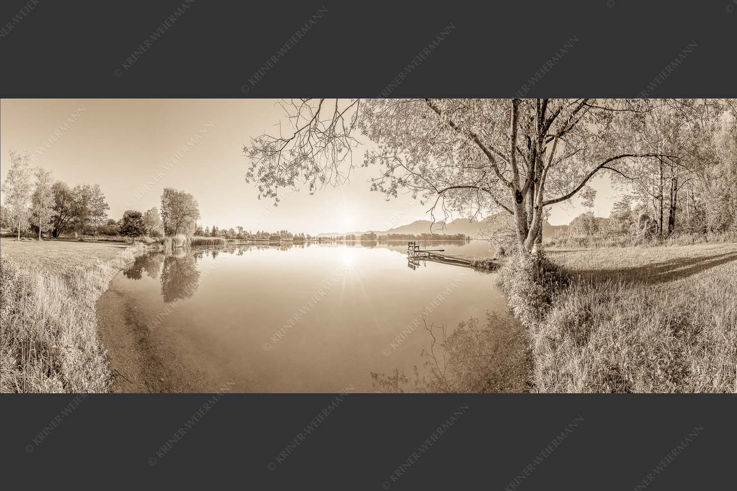 Blick über den Kochelsee bei Schlehdorf in den Sonnenaufgang - Die Sonne geht immer wieder auf II 2,5:1 sepia -- Bootssteg am Kochelsee - mehr Infos bei www.Kriner-Weiermann.de