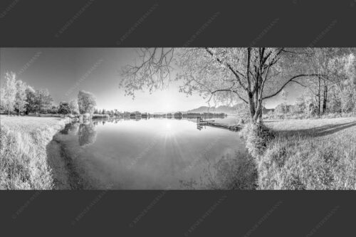 Blick über den Kochelsee bei Schlehdorf in den Sonnenaufgang - Die Sonne geht immer wieder auf II 2,5:1 sw -- Bootssteg am Kochelsee - mehr Infos bei www.Kriner-Weiermann.de