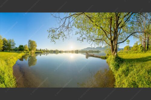 Blick über den Kochelsee bei Schlehdorf in den Sonnenaufgang - Die Sonne geht immer wieder auf II 2:1  -- Bootssteg am Kochelsee - mehr Infos bei www.Kriner-Weiermann.de