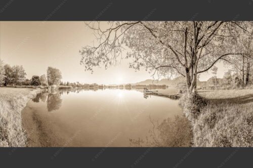 Blick über den Kochelsee bei Schlehdorf in den Sonnenaufgang - Die Sonne geht immer wieder auf II 2:1 sepia -- Bootssteg am Kochelsee - mehr Infos bei www.Kriner-Weiermann.de