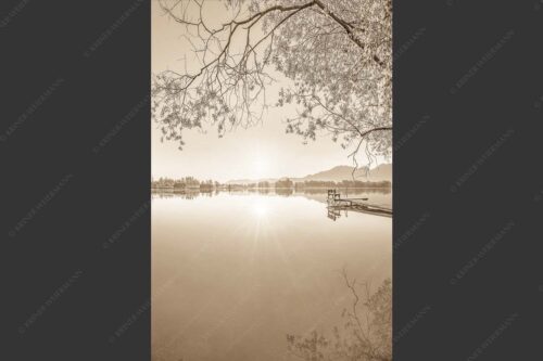 Blick über den Kochelsee bei Schlehdorf in den Sonnenaufgang - Die Sonne geht immer wieder auf II 2:3 sepia -- Bootssteg am Kochelsee - mehr Infos bei www.Kriner-Weiermann.de