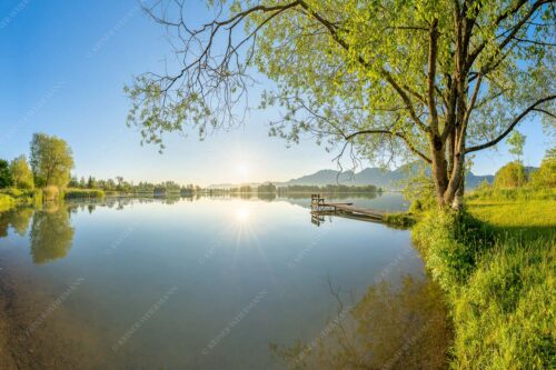 Blick über den Kochelsee bei Schlehdorf in den Sonnenaufgang - Die Sonne geht immer wieder auf II 3:2  -- Bootssteg am Kochelsee - mehr Infos bei www.Kriner-Weiermann.de