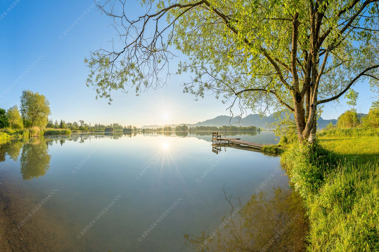Blick über den Kochelsee bei Schlehdorf in den Sonnenaufgang - Die Sonne geht immer wieder auf II 3:2 -- Bootssteg am Kochelsee - mehr Infos bei www.Kriner-Weiermann.de