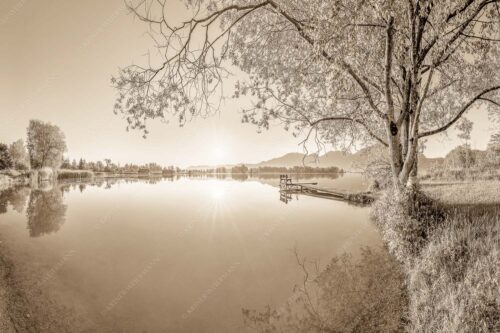 Blick über den Kochelsee bei Schlehdorf in den Sonnenaufgang - Die Sonne geht immer wieder auf II 3:2 sepia -- Bootssteg am Kochelsee - mehr Infos bei www.Kriner-Weiermann.de