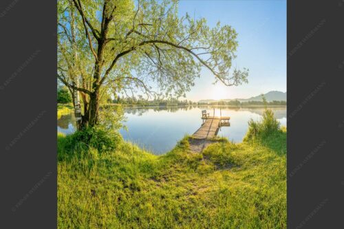 Blick über den Kochelsee bei Schlehdorf in den Sonnenaufgang - Die Sonne geht immer wieder auf III 1:1  -- Bootssteg mit Bank am Kochelsee - mehr Infos bei www.Kriner-Weiermann.de