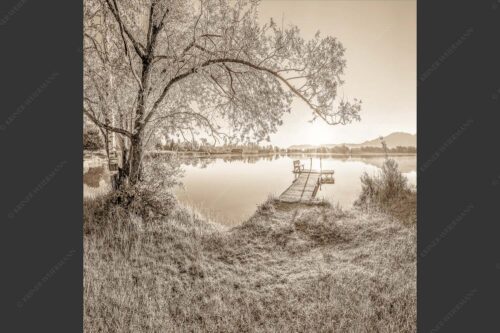 Blick über den Kochelsee bei Schlehdorf in den Sonnenaufgang - Die Sonne geht immer wieder auf III 1:1 sepia -- Bootssteg mit Bank am Kochelsee - mehr Infos bei www.Kriner-Weiermann.de