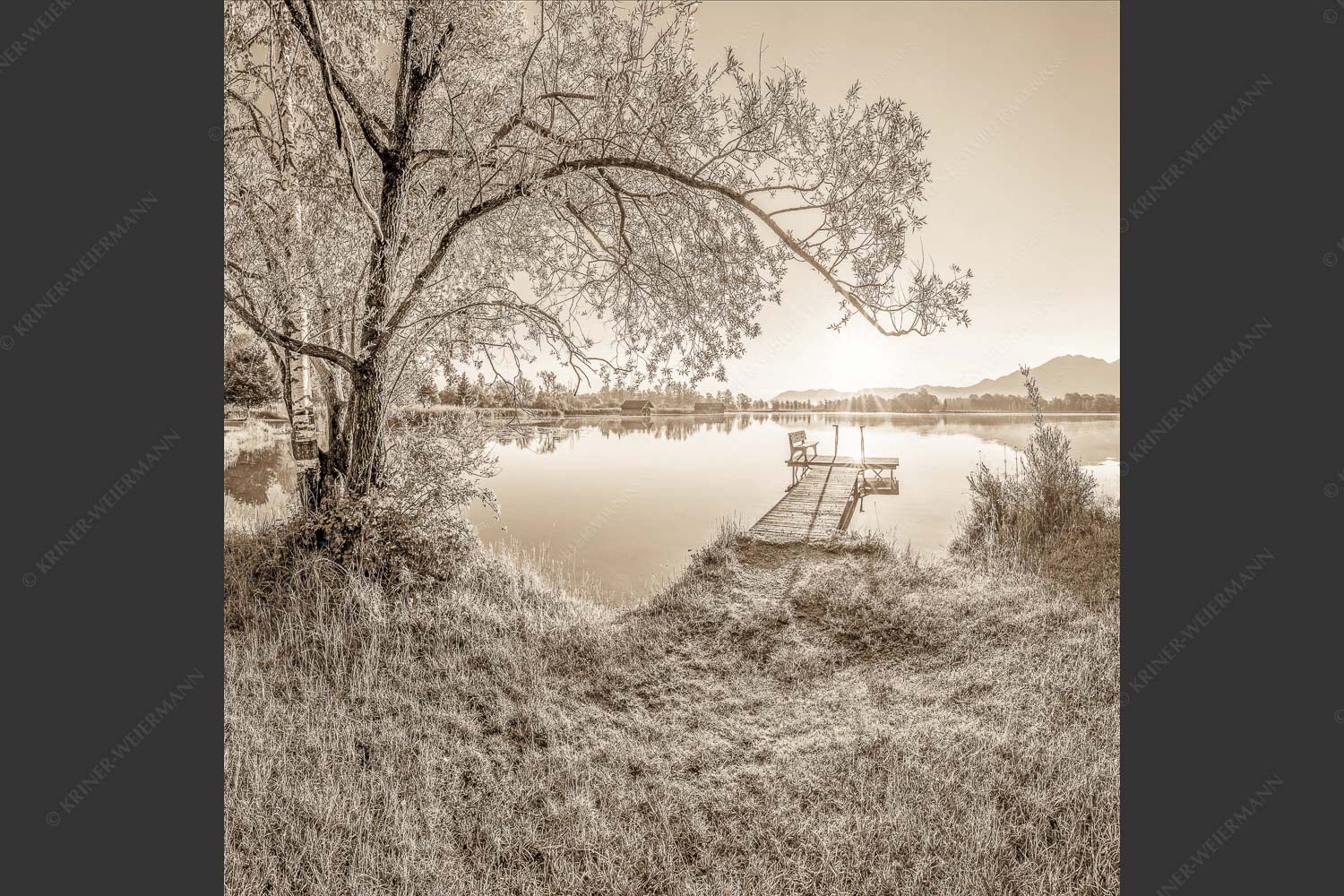 Blick über den Kochelsee bei Schlehdorf in den Sonnenaufgang - Die Sonne geht immer wieder auf III 1:1 sepia -- Bootssteg mit Bank am Kochelsee - mehr Infos bei www.Kriner-Weiermann.de