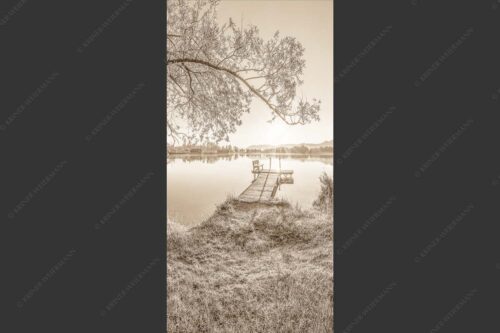 Blick über den Kochelsee bei Schlehdorf in den Sonnenaufgang - Die Sonne geht immer wieder auf III 1:2 sepia -- Bootssteg mit Bank am Kochelsee - mehr Infos bei www.Kriner-Weiermann.de