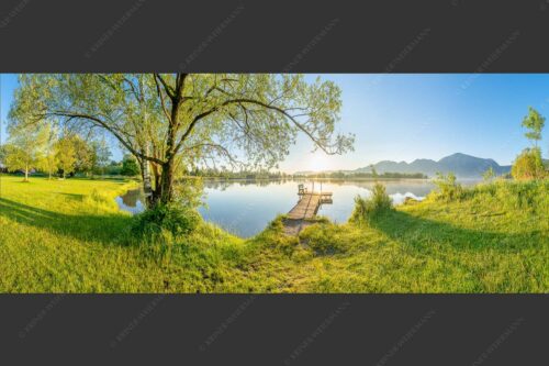 Blick über den Kochelsee bei Schlehdorf in den Sonnenaufgang - Die Sonne geht immer wieder auf III 2,5:1  -- Bootssteg mit Bank am Kochelsee - mehr Infos bei www.Kriner-Weiermann.de