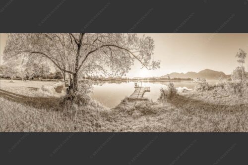 Blick über den Kochelsee bei Schlehdorf in den Sonnenaufgang - Die Sonne geht immer wieder auf III 2,5:1 sepia -- Bootssteg mit Bank am Kochelsee - mehr Infos bei www.Kriner-Weiermann.de