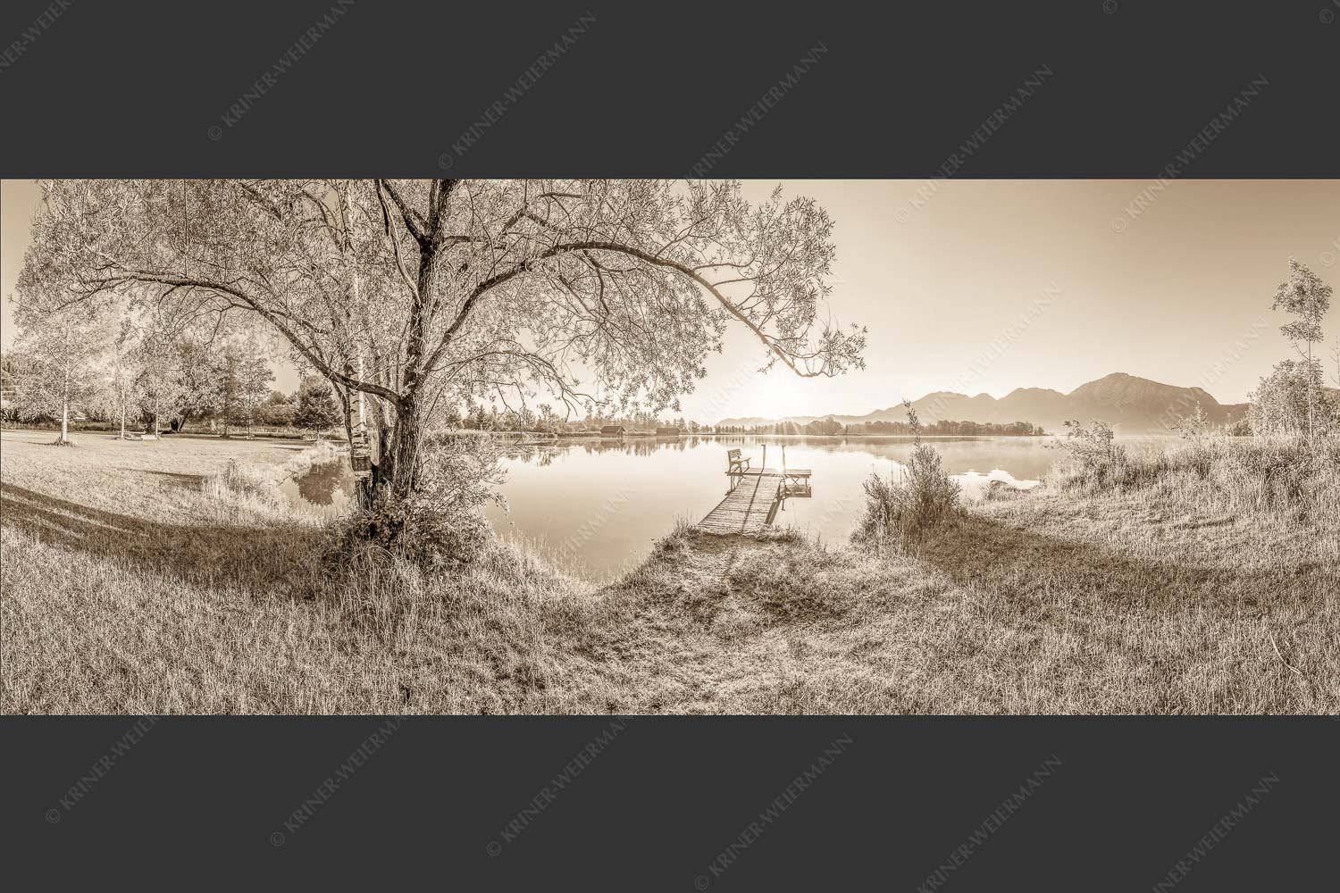 Blick über den Kochelsee bei Schlehdorf in den Sonnenaufgang - Die Sonne geht immer wieder auf III 2,5:1 sepia -- Bootssteg mit Bank am Kochelsee - mehr Infos bei www.Kriner-Weiermann.de