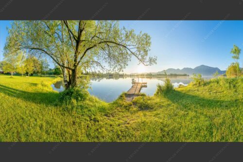 Blick über den Kochelsee bei Schlehdorf in den Sonnenaufgang - Die Sonne geht immer wieder auf III 2:1  -- Bootssteg mit Bank am Kochelsee - mehr Infos bei www.Kriner-Weiermann.de