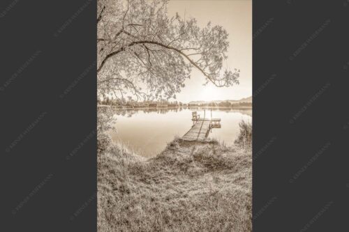 Blick über den Kochelsee bei Schlehdorf in den Sonnenaufgang - Die Sonne geht immer wieder auf III 2:3 sepia -- Bootssteg mit Bank am Kochelsee - mehr Infos bei www.Kriner-Weiermann.de
