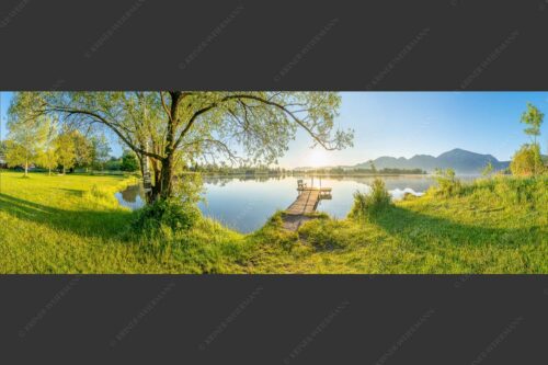 Blick über den Kochelsee bei Schlehdorf in den Sonnenaufgang - Die Sonne geht immer wieder auf III 3:1  -- Bootssteg mit Bank am Kochelsee - mehr Infos bei www.Kriner-Weiermann.de