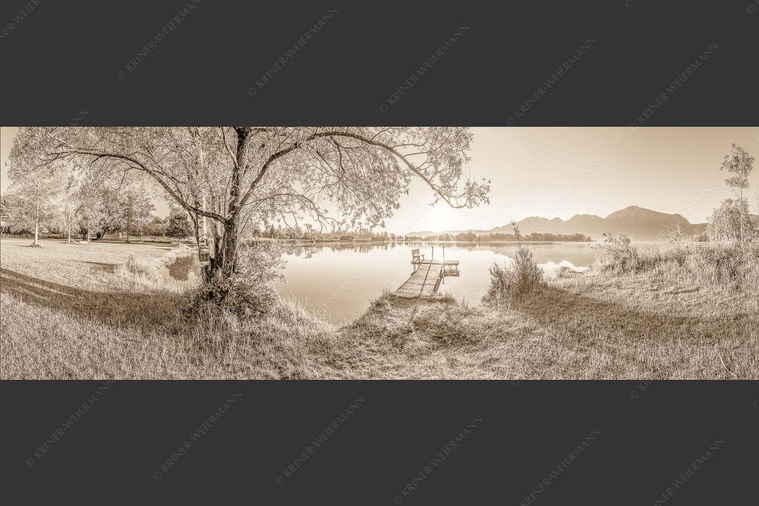 Blick über den Kochelsee bei Schlehdorf in den Sonnenaufgang - Die Sonne geht immer wieder auf III 3:1 sepia -- Bootssteg mit Bank am Kochelsee - mehr Infos bei www.Kriner-Weiermann.de