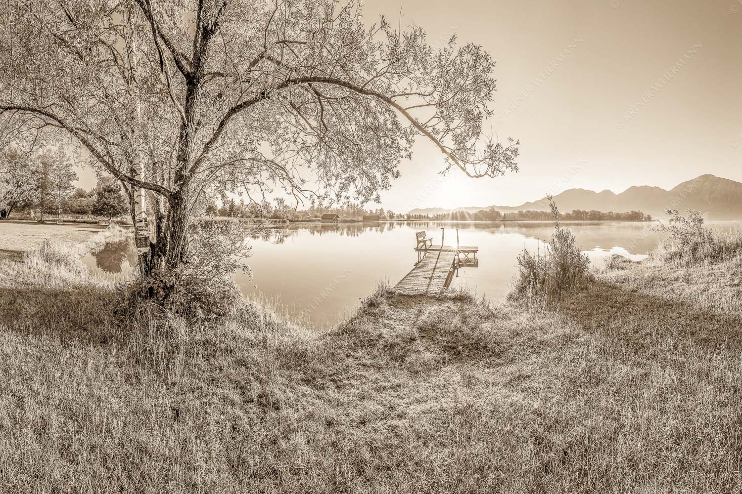 Blick über den Kochelsee bei Schlehdorf in den Sonnenaufgang - Die Sonne geht immer wieder auf III 3:2 sepia -- Bootssteg mit Bank am Kochelsee - mehr Infos bei www.Kriner-Weiermann.de