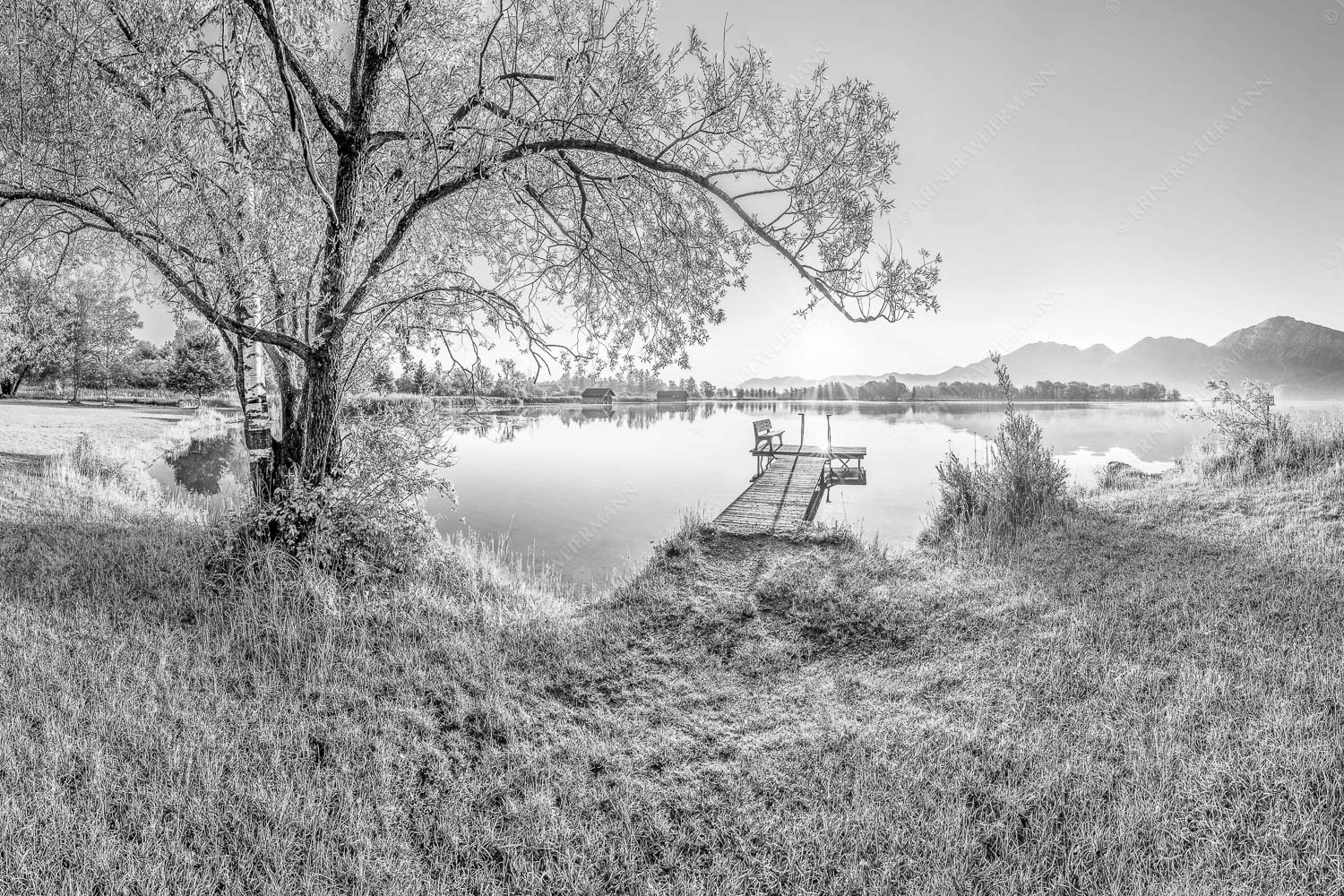 Blick über den Kochelsee bei Schlehdorf in den Sonnenaufgang - Die Sonne geht immer wieder auf III 3:2 sw -- Bootssteg mit Bank am Kochelsee - mehr Infos bei www.Kriner-Weiermann.de