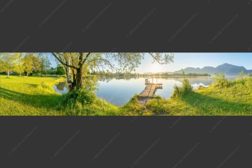 Blick über den Kochelsee bei Schlehdorf in den Sonnenaufgang - Die Sonne geht immer wieder auf III 4:1  -- Bootssteg mit Bank am Kochelsee - mehr Infos bei www.Kriner-Weiermann.de