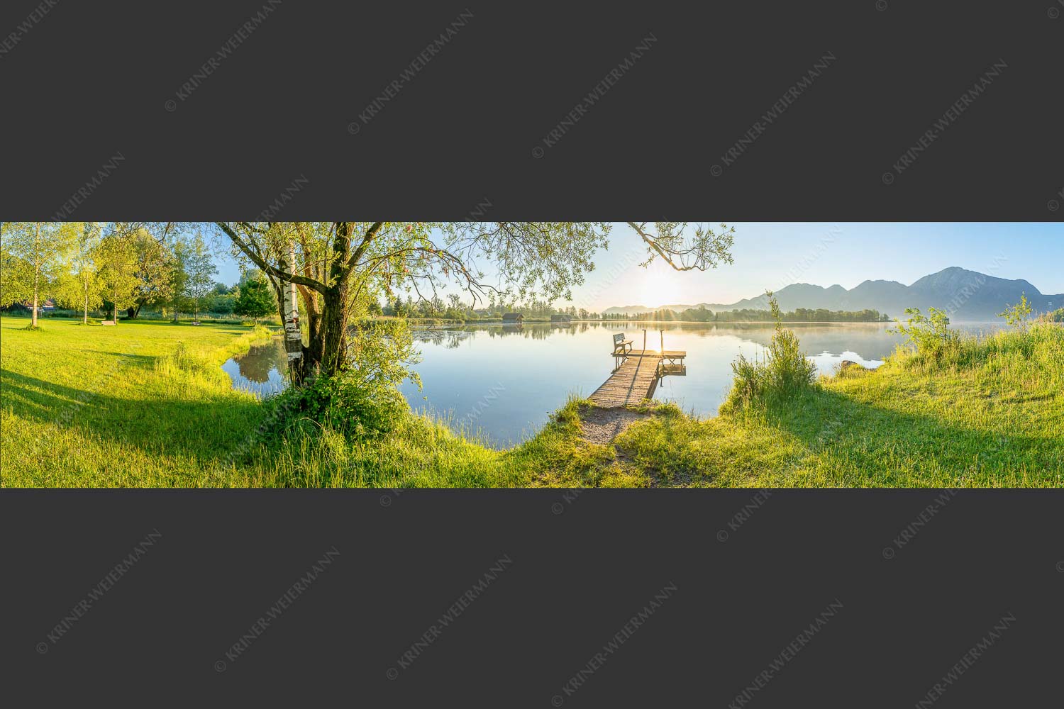 Blick über den Kochelsee bei Schlehdorf in den Sonnenaufgang - Die Sonne geht immer wieder auf III 4:1 -- Bootssteg mit Bank am Kochelsee - mehr Infos bei www.Kriner-Weiermann.de