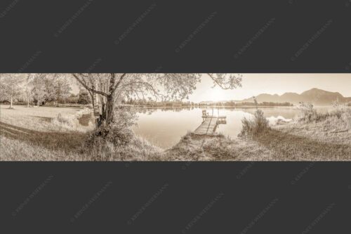 Blick über den Kochelsee bei Schlehdorf in den Sonnenaufgang - Die Sonne geht immer wieder auf III 4:1 sepia -- Bootssteg mit Bank am Kochelsee - mehr Infos bei www.Kriner-Weiermann.de