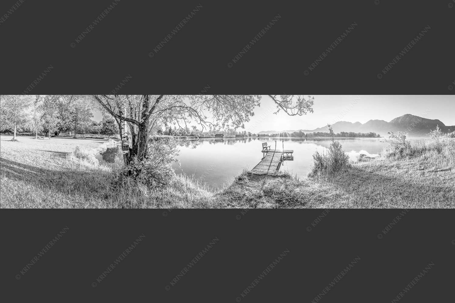 Blick über den Kochelsee bei Schlehdorf in den Sonnenaufgang - Die Sonne geht immer wieder auf III 4:1 sw -- Bootssteg mit Bank am Kochelsee - mehr Infos bei www.Kriner-Weiermann.de