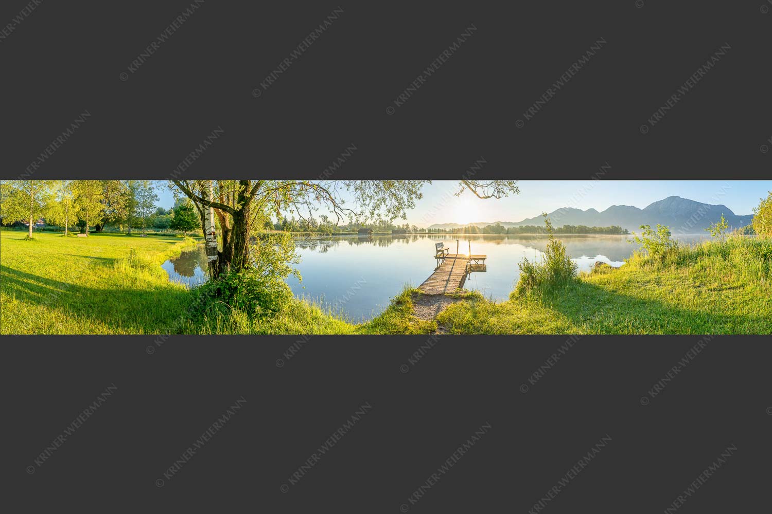 Blick über den Kochelsee bei Schlehdorf in den Sonnenaufgang - Die Sonne geht immer wieder auf III 5:1  -- Bootssteg mit Bank am Kochelsee - mehr Infos bei www.Kriner-Weiermann.de