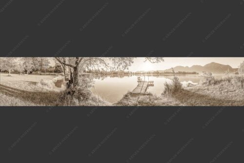 Blick über den Kochelsee bei Schlehdorf in den Sonnenaufgang - Die Sonne geht immer wieder auf III 5:1 sepia -- Bootssteg mit Bank am Kochelsee - mehr Infos bei www.Kriner-Weiermann.de