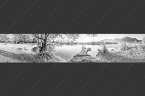 Blick über den Kochelsee bei Schlehdorf in den Sonnenaufgang - Die Sonne geht immer wieder auf III 5:1 sw -- Bootssteg mit Bank am Kochelsee - mehr Infos bei www.Kriner-Weiermann.de
