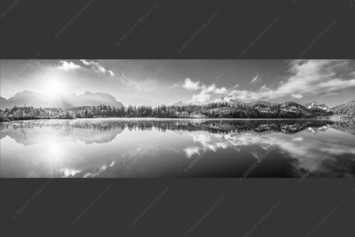 Panorama-Spiegelung am Barmsee mit Blick zum Karwendel- und Wettersteingebirge - Doppelpanorama 3:1 sw -- Barmsee mit Karwendel und Wetterstein - mehr Infos bei www.Kriner-Weiermann.de