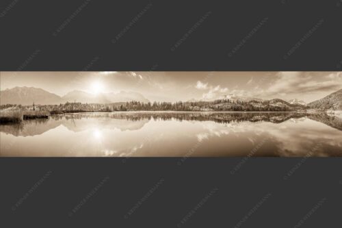 Panorama-Spiegelung am Barmsee mit Blick zum Karwendel- und Wettersteingebirge - Doppelpanorama 4:1 sepia -- Barmsee mit Karwendel und Wetterstein - mehr Infos bei www.Kriner-Weiermann.de