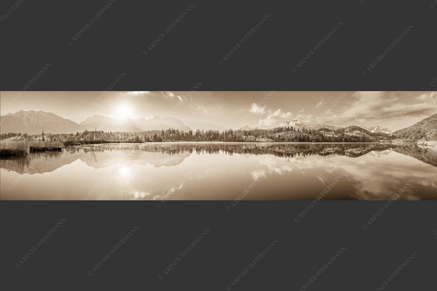 Panorama-Spiegelung am Barmsee mit Blick zum Karwendel- und Wettersteingebirge - Doppelpanorama 4:1 sepia -- Barmsee mit Karwendel und Wetterstein - mehr Infos bei www.Kriner-Weiermann.de