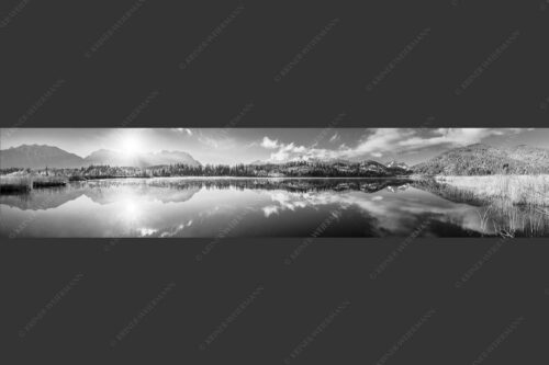 Panorama-Spiegelung am Barmsee mit Blick zum Karwendel- und Wettersteingebirge - Doppelpanorama 5:1 sw -- Barmsee mit Karwendel und Wetterstein - mehr Infos bei www.Kriner-Weiermann.de
