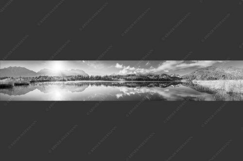 Panorama-Spiegelung am Barmsee mit Blick zum Karwendel- und Wettersteingebirge - Doppelpanorama 6:1 sw -- Barmsee mit Karwendel und Wetterstein - mehr Infos bei www.Kriner-Weiermann.de