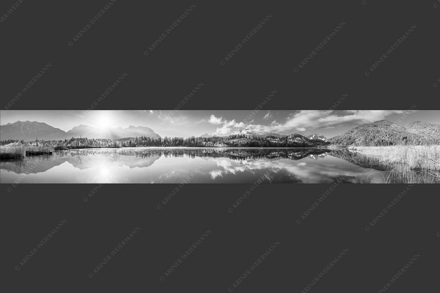 Panorama-Spiegelung am Barmsee mit Blick zum Karwendel- und Wettersteingebirge - Doppelpanorama 6:1 sw -- Barmsee mit Karwendel und Wetterstein - mehr Infos bei www.Kriner-Weiermann.de