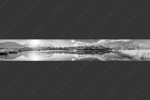 Panorama-Spiegelung am Barmsee mit Blick zum Karwendel- und Wettersteingebirge - Doppelpanorama 7:1 sw -- Barmsee mit Karwendel und Wetterstein - mehr Infos bei www.Kriner-Weiermann.de