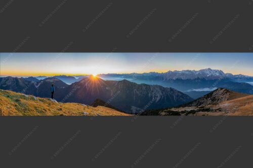 Blick vom Frieder zum Sonnenaufgang über Kramer und Karwendelgebirge - Du bist nie alleine 4:1  -- Wanderer mit Kramer Karwendel Wetterstein - mehr Infos bei www.Kriner-Weiermann.de