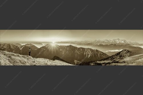 Blick vom Frieder zum Sonnenaufgang über Kramer und Karwendelgebirge - Du bist nie alleine 4:1 sepia -- Wanderer mit Kramer Karwendel Wetterstein - mehr Infos bei www.Kriner-Weiermann.de
