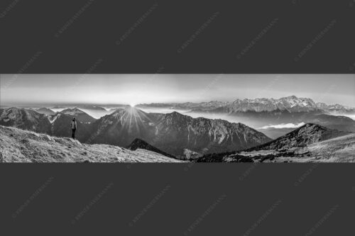 Blick vom Frieder zum Sonnenaufgang über Kramer und Karwendelgebirge - Du bist nie alleine 4:1 sw -- Wanderer mit Kramer Karwendel Wetterstein - mehr Infos bei www.Kriner-Weiermann.de