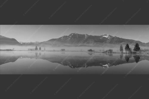 Morgenstimmung am Eichsee im Kochler Moos mit Blick zum Herzogstand bis hin zum Karwendel - Durchblick 3:1 sw -- Herzogstand und Heimgarten - mehr Infos bei www.Kriner-Weiermann.de