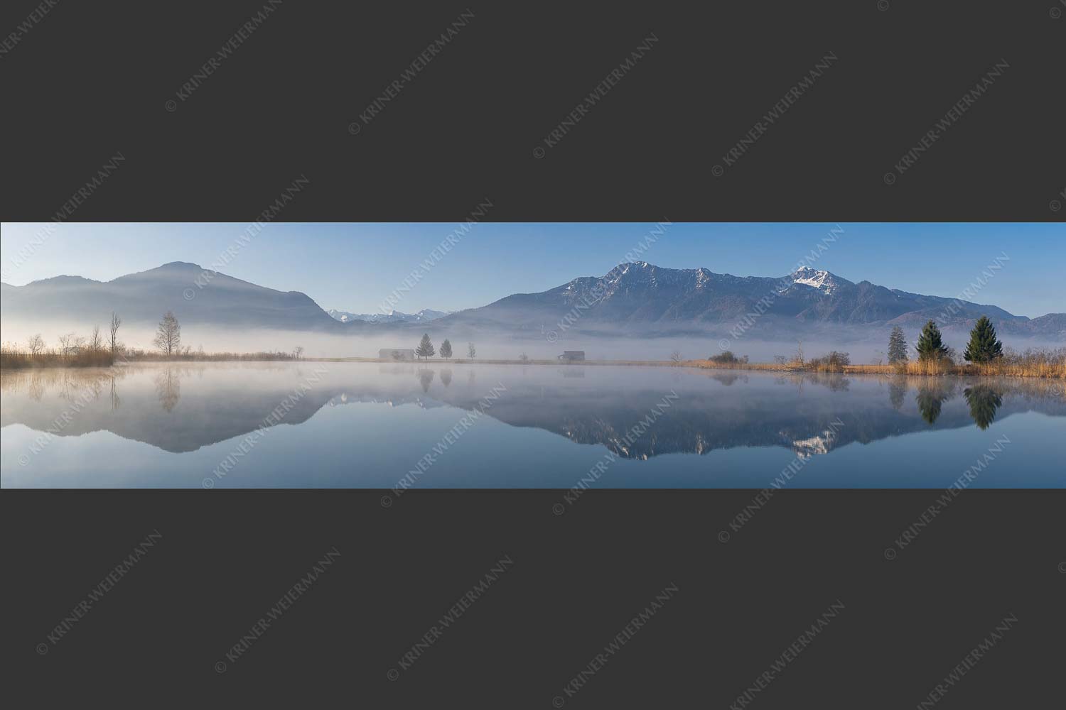 Morgenstimmung am Eichsee im Kochler Moos mit Blick zum Herzogstand bis hin zum Karwendel - Durchblick 4:1 -- Herzogstand und Heimgarten - mehr Infos bei www.Kriner-Weiermann.de
