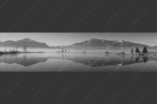 Morgenstimmung am Eichsee im Kochler Moos mit Blick zum Herzogstand bis hin zum Karwendel - Durchblick 4:1 sw -- Herzogstand und Heimgarten - mehr Infos bei www.Kriner-Weiermann.de