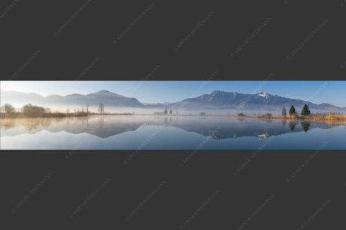 Morgenstimmung am Eichsee im Kochler Moos mit Blick zum Herzogstand bis hin zum Karwendel - Durchblick 5:1  -- Herzogstand und Heimgarten - mehr Infos bei www.Kriner-Weiermann.de