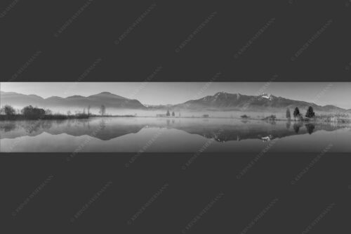 Morgenstimmung am Eichsee im Kochler Moos mit Blick zum Herzogstand bis hin zum Karwendel - Durchblick 5:1 sw -- Herzogstand und Heimgarten - mehr Infos bei www.Kriner-Weiermann.de