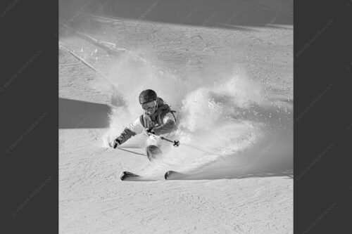 Frischer Pulverschnee auf der Zugspitze verlockt zum Freeriden - Dynamisch 1:1 sw -- Skifahren auf der Zugspitze - mehr Infos bei www.Kriner-Weiermann.de