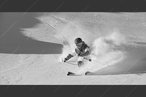 Frischer Pulverschnee auf der Zugspitze verlockt zum Freeriden - Dynamisch 2:1 sw -- Skifahren auf der Zugspitze - mehr Infos bei www.Kriner-Weiermann.de