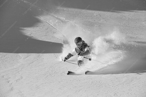 Frischer Pulverschnee auf der Zugspitze verlockt zum Freeriden - Dynamisch 3:2 sw -- Skifahren auf der Zugspitze - mehr Infos bei www.Kriner-Weiermann.de